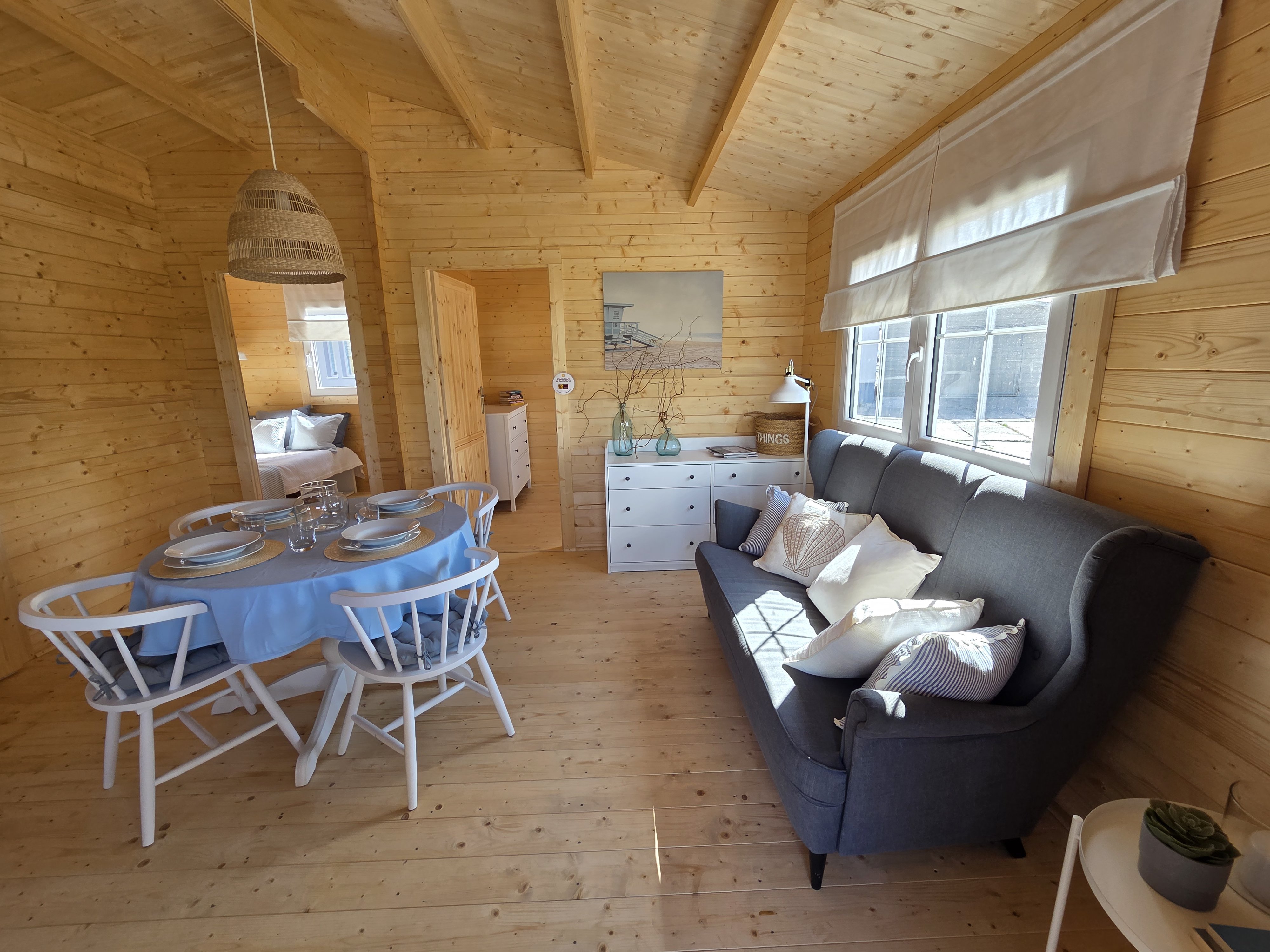 Wnętrze domu z bali z naturalnego drewna